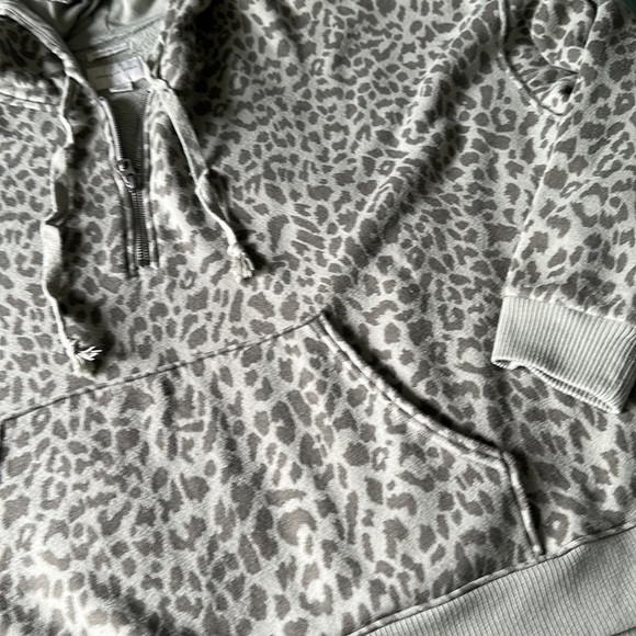 American eagle one for zip, hooded sweatshirt, green cheetah print EUC sz S - Picture 3 of 3